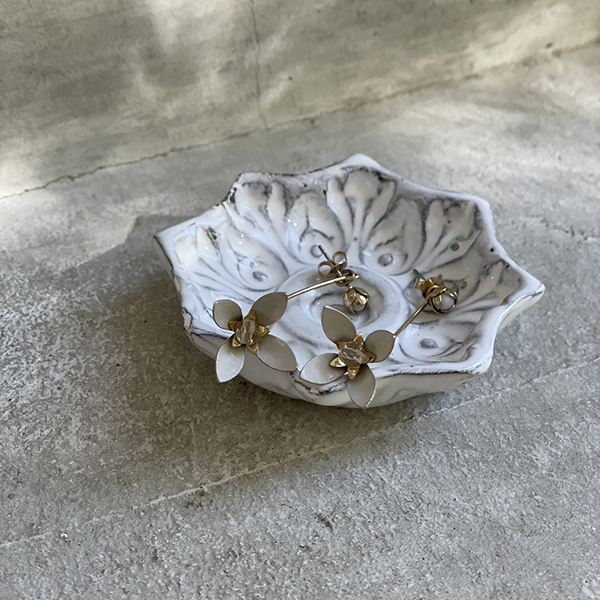 ホワイトフラワーバックキャッチピアス