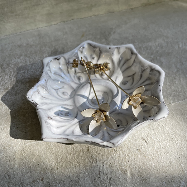 ホワイトフラワーバックキャッチピアス イメージ画像2