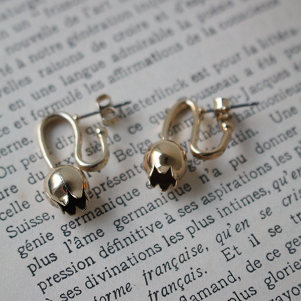 メタルスズランアールヌーボーピアスのイメージ画像