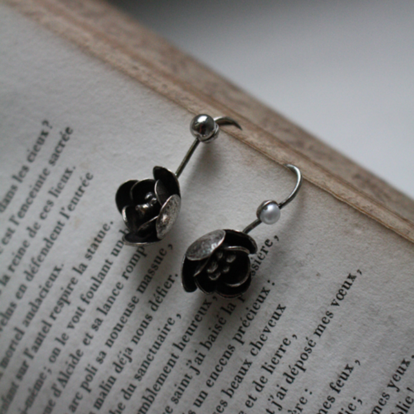 メタルローズフックピアスのイメージ画像