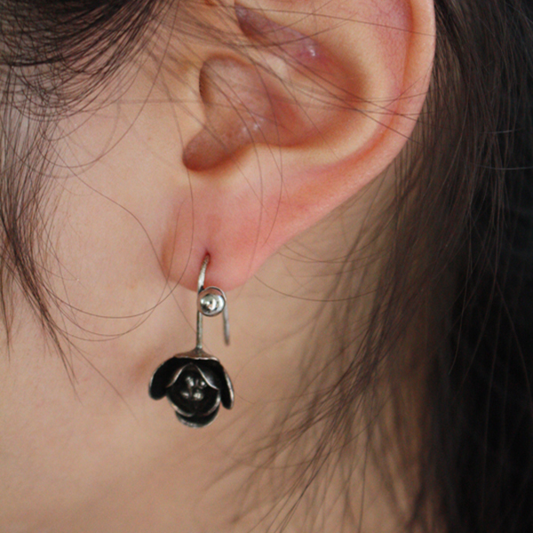 メタルローズフックピアス イメージ画像2