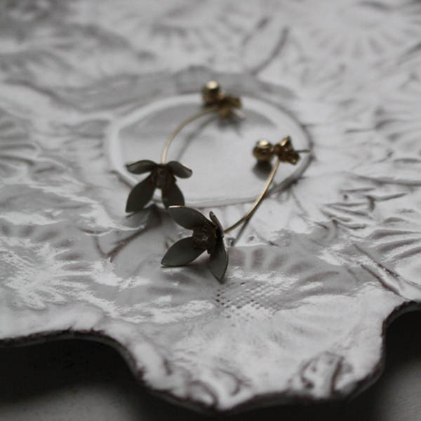 ホワイトフラワーバックキャッチピアス イメージ画像5