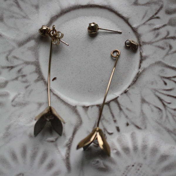 ホワイトフラワーバックキャッチピアス イメージ画像3