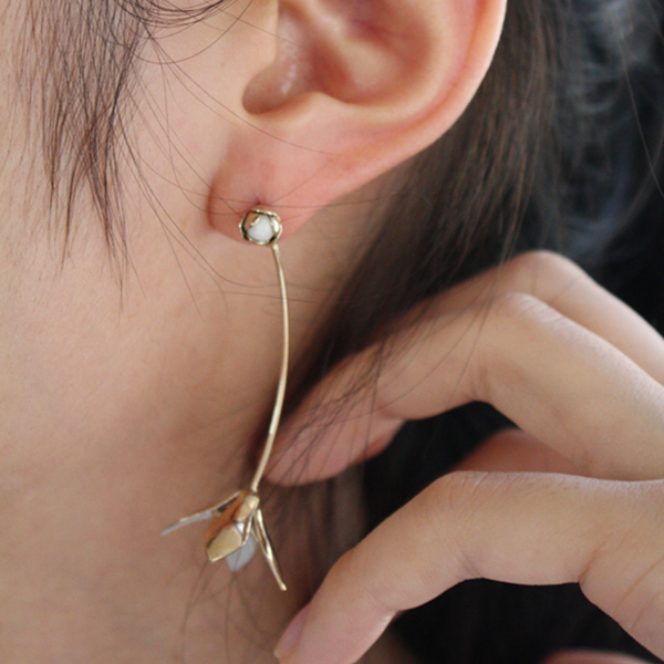 ホワイトフラワーバックキャッチピアス イメージ画像4