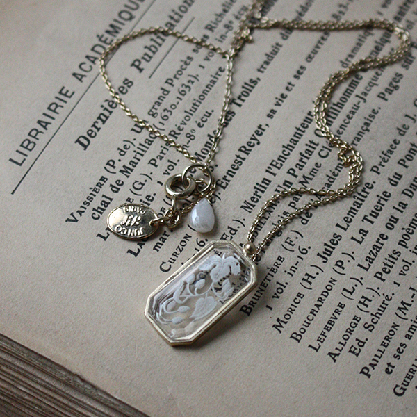 ホワイトストロベリーヴィンテージガラスネックレス イメージ画像1