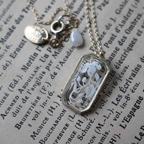 ホワイトストロベリーヴィンテージガラスネックレス イメージ画像2