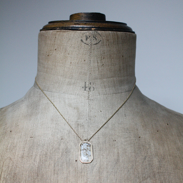 ホワイトストロベリーヴィンテージガラスネックレス