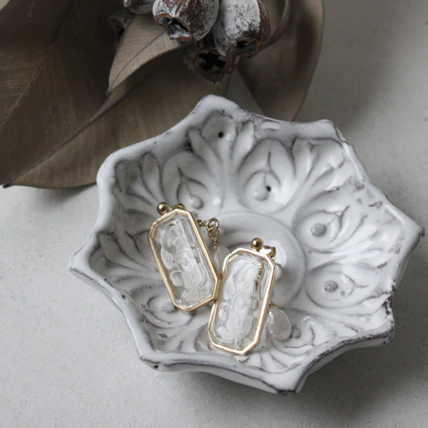 ホワイトストロベリーヴィンテージガラスピアス