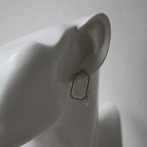 ホワイトストロベリーヴィンテージガラスピアス イメージ画像3