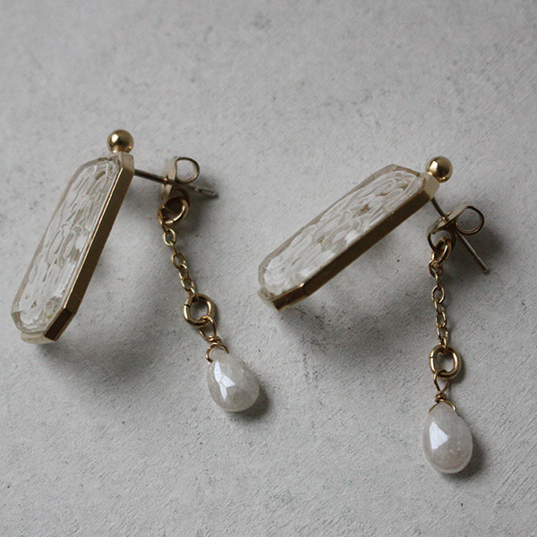 ホワイトストロベリーヴィンテージガラスピアス イメージ画像2