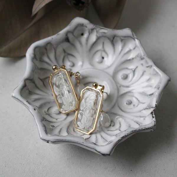 ホワイトストロベリーヴィンテージガラスピアス イメージ画像1