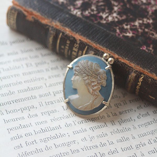 ヴィンテージガラスカメオブローチのイメージ画像