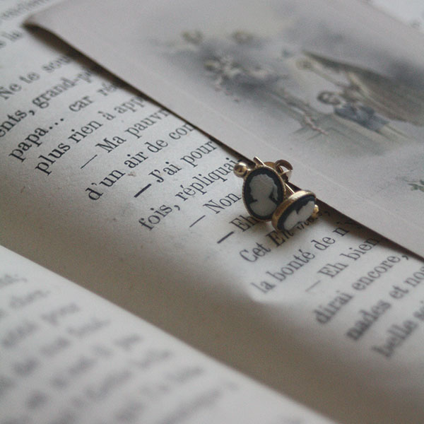 カメオピアス【navy】のイメージ画像