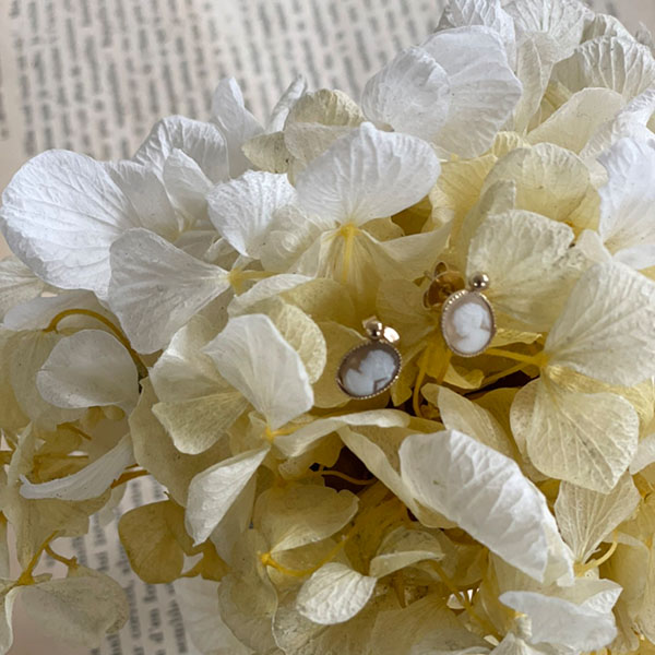 カメオピアス【white】のイメージ画像