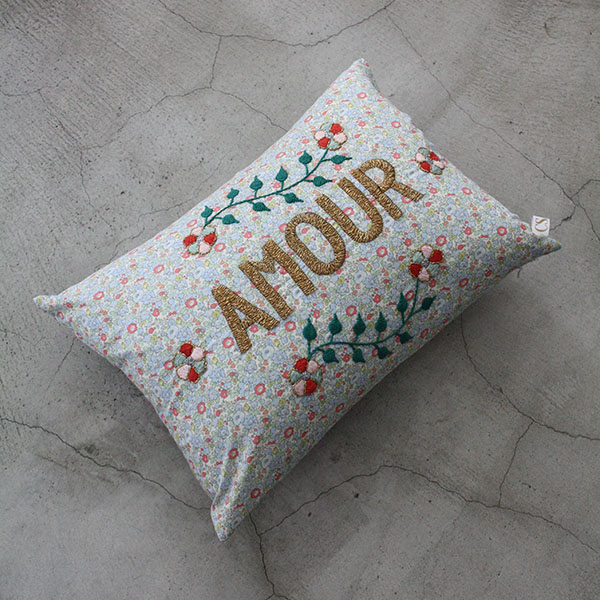刺繍クッション【AMOUR】×リバティ イメージ画像1