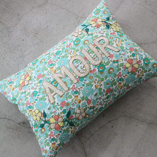 刺繍クッション【AMOUR】×リバティ イメージ画像1