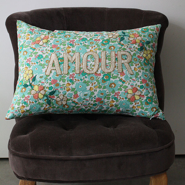 刺繍クッション【AMOUR】×リバティ イメージ画像2