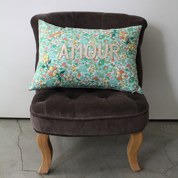 刺繍クッション【AMOUR】×リバティ イメージ画像3