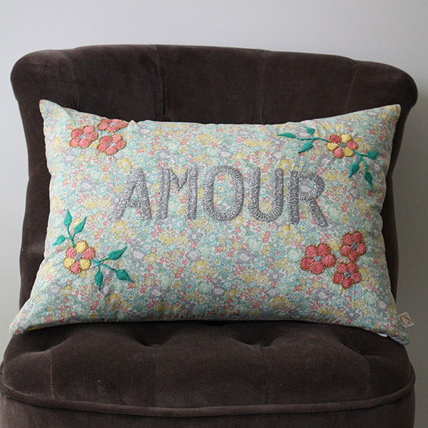 刺繍クッション【AMOUR】×リバティ イメージ画像2