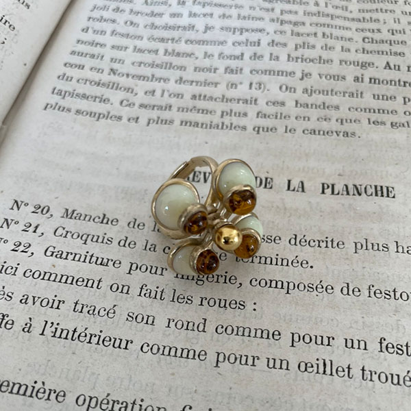 ガラスフラワーリング【yellow/white】のイメージ画像